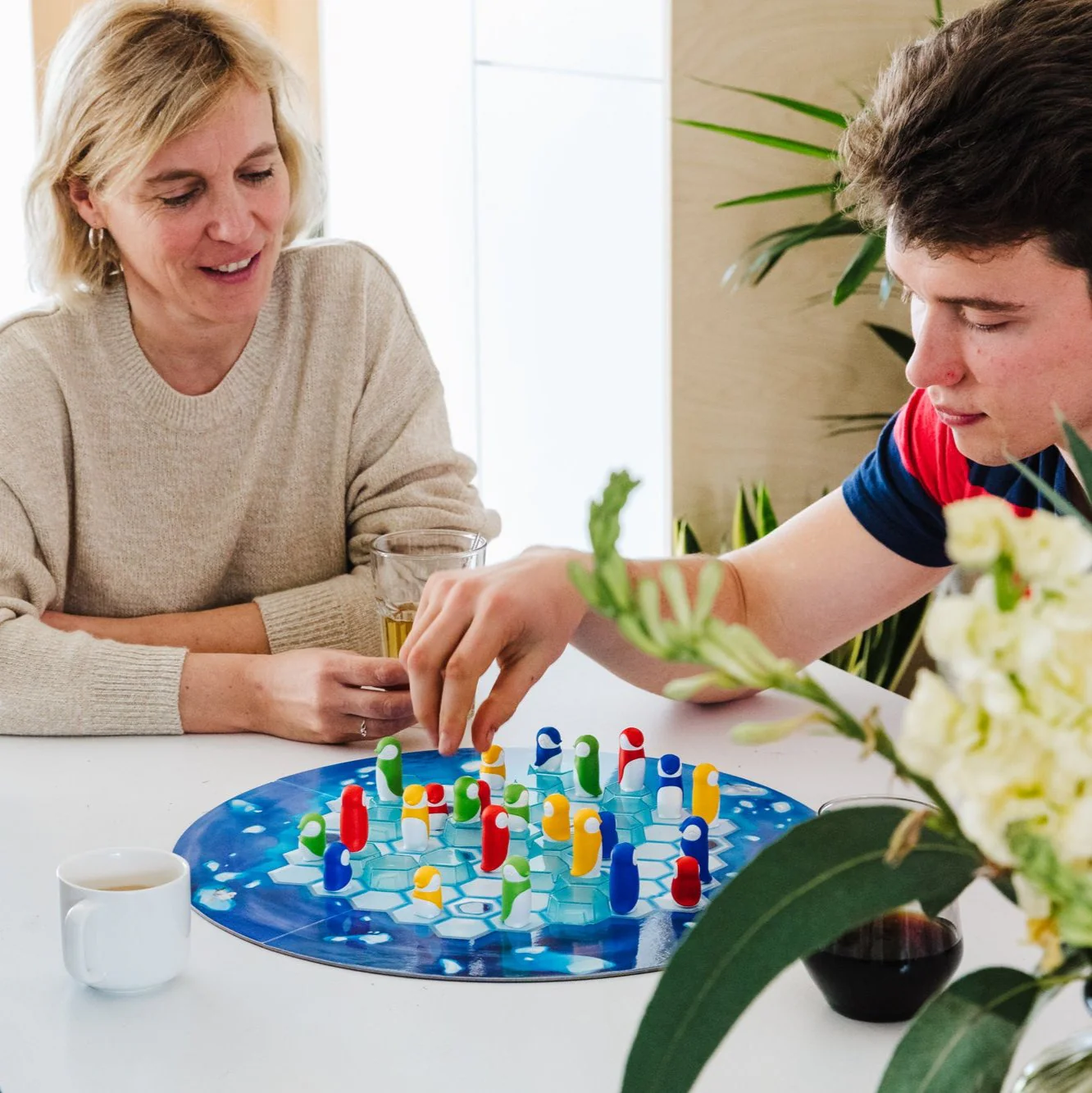 Penguins Huddle Up Game for 2-4 Players Ages 6+ - Image 7