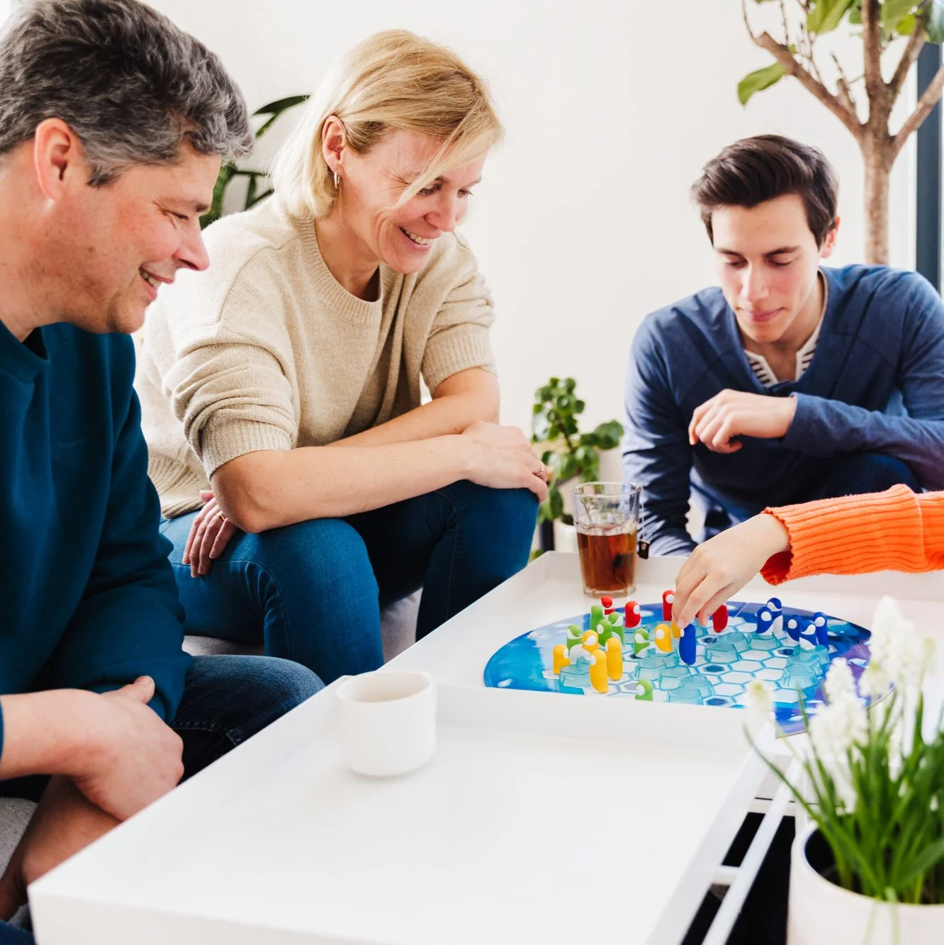 Penguins Huddle Up Game for 2-4 Players Ages 6+ - Image 8
